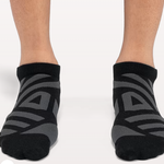 On Performance Low Sock 1 black-shadow