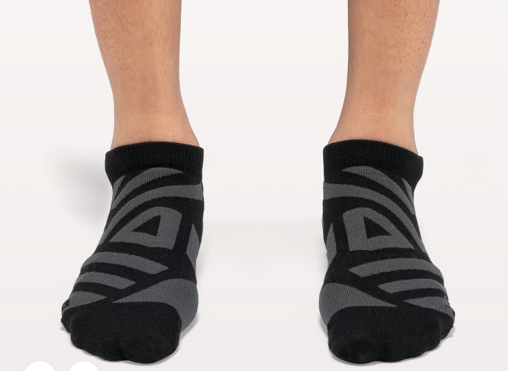 On Performance Low Sock 1 black-shadow