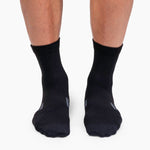 On Ultralight Mid Sock black-white