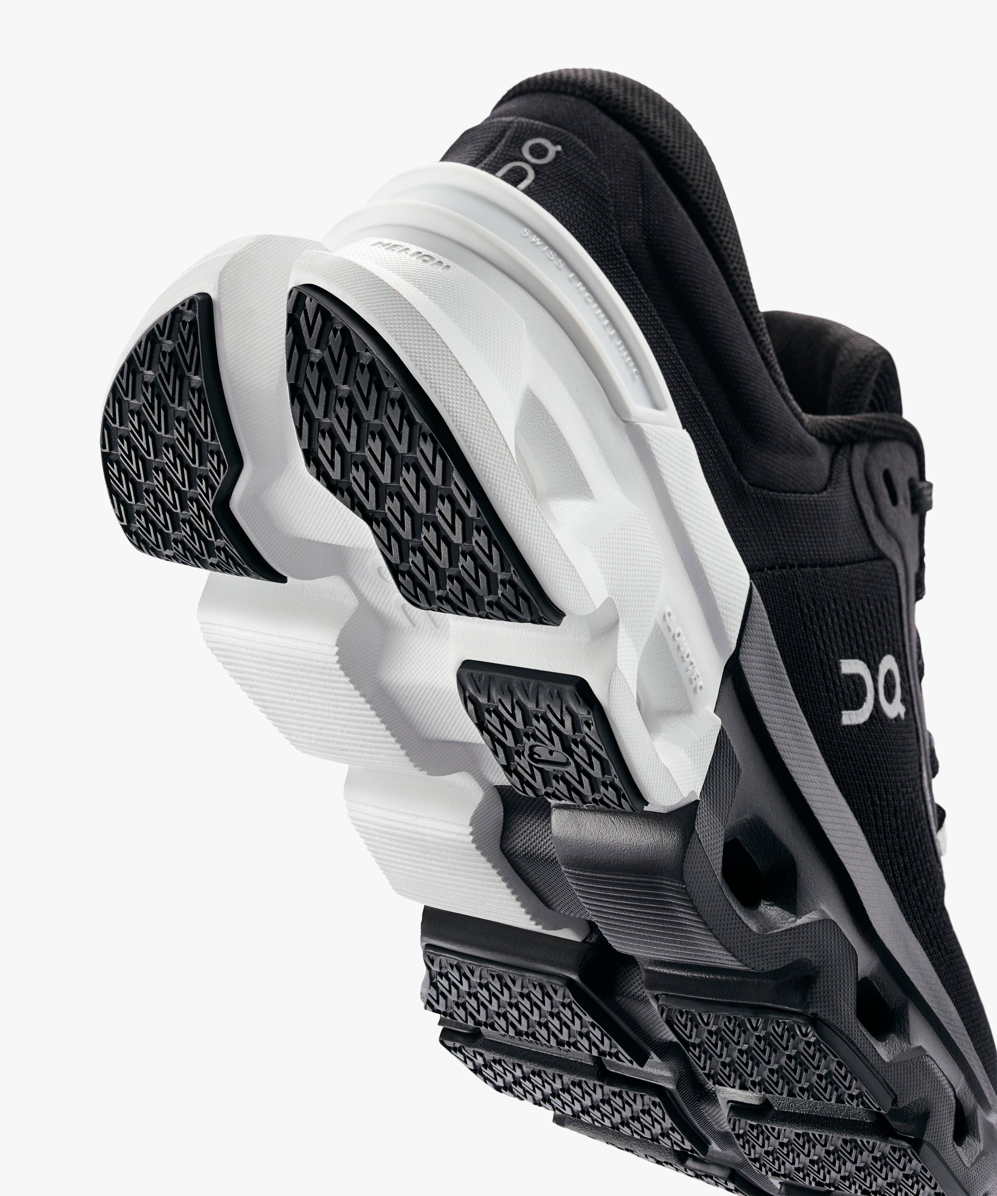 On Cloudflyer 5 wmn black-white